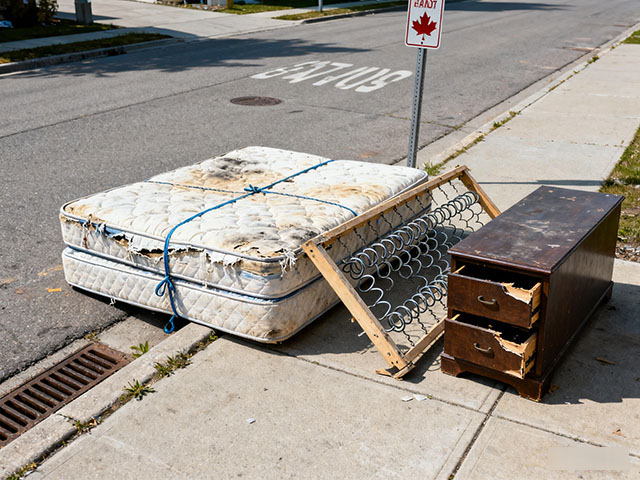 chrisyyk.com-ai-generated-junk-removal-home-03